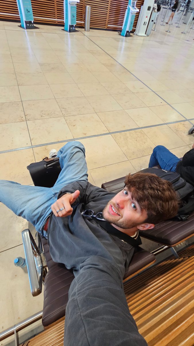 enderscholtens's tweet photo. vanochtend kwam onze trein (van 4u45) naar de luchthaven niet opdagen

daardoor kwamen wij pas om 5u46 aan op de luchthaven, wat blijkbaar te laat was om onze koffer op het vliegtuig te krijgen (vertrok om 6u55)

claudia zit ondertussen wel op de vlucht, maar ik heb een nieuwe vlucht geboekt zodat ik de koffer ook in belgië krijg haha

mijn vliegtuig vertrekt wel pas over 12 uur, dus al jullie suggesties voor series/films of andere manieren om tijd te doden, zijn heel welkom momenteel 😁