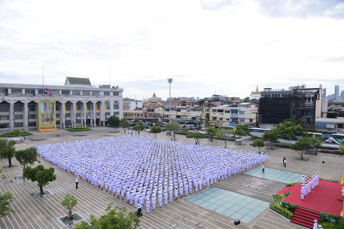 “ชัชชาติ” ผู้ว่าฯ กทม. นำคณะผู้บริหาร ข้าราชการ กทม. และบุคลากร กทม. ร่วมพิธีถวายพระพรชัยมงคลแด่พระบาทสมเด็จพระเจ้าอยู่หัว และถวายสัตย์ปฏิญาณเพื่อเป็นข้าราชการที่ดีและพลังของแผ่นดิน ประจำปี 2566 เบื้องหน้าพระบรมฉายาลักษณ์พระบาทสมเด็จพระเจ้าอยู่หัว