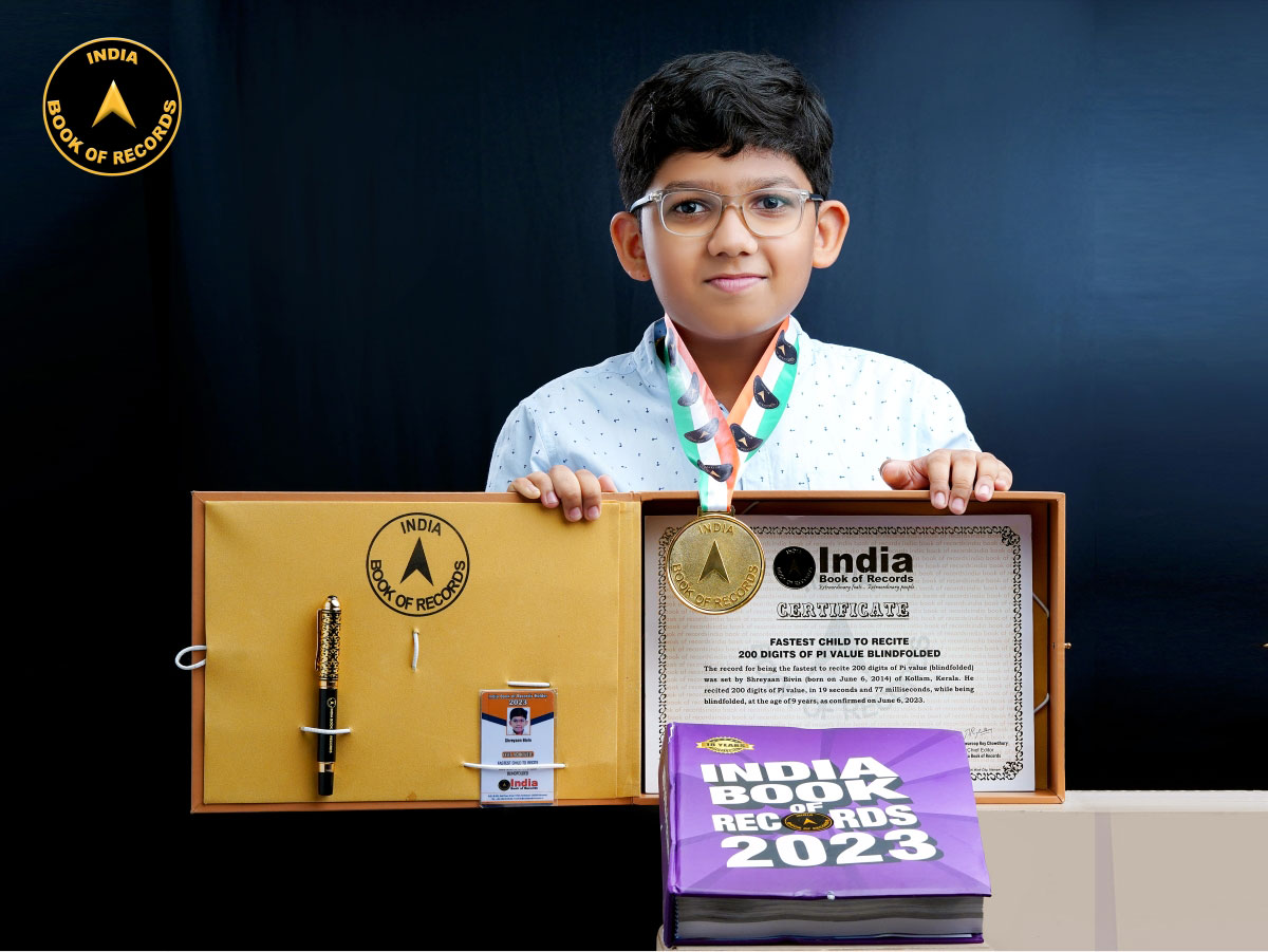 indiabookrecord's tweet image. The record for being the fastest to #recite 200 digits of #Pivalue (blindfolded) was set by Shreyaan Bivin of #Kollam, #Kerala. He recited 200 digits of #Pi value, in 19 seconds and 77 milliseconds, while being blindfolded, at the age of 9 years.

Read At: indiabookofrecords.in/fastest-child-…