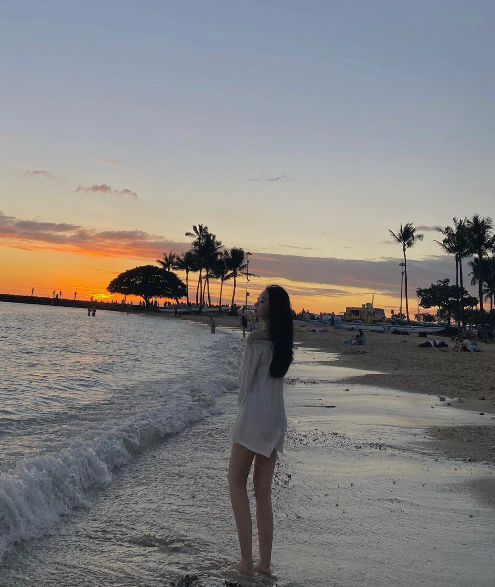 Blow 10,000 times on the beach #sunset #seasidesunset #photoshoot #travel #travel #hawaiitravel #vacationwear #beachphoto #slightlychubbygirlwear #hawaiibeach