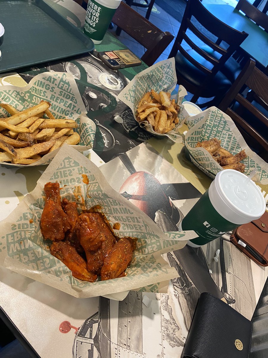 yolotriangle's tweet photo. Nah cus these wings hit the spot today thanks to Marissa 😝 https://t.co/vyA34saS0H