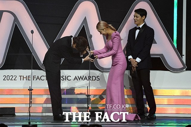 wolfieKSJ's tweet image. SEOKJINNIES DID IT!!! Seokjin made The Astronaut for SEOKJINNIES
#ARMYOUT 
I MEAN #ANTIOUT 🐜☕🤮