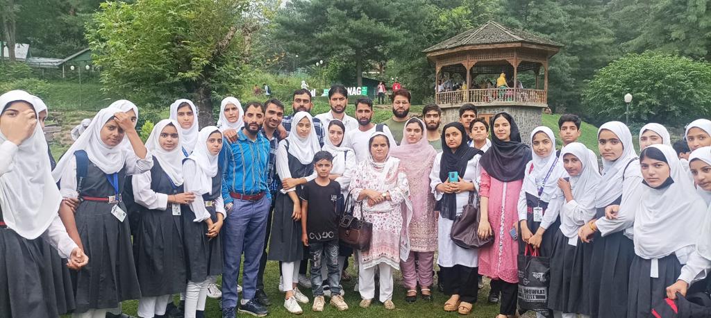 JannatLolab's tweet photo. *AGS Chandigam Organised a Picnic For The Students of Class 6 to 12*
#IndianArmy
#ProsperousKashmir
#YouthofKashmir
#EducatedKashmir
#VandeMaTaram
#IAmKashmir
#SentinelsofLolab
#ProsperousKashmir
#StudentsOfKashmir https://t.co/6MJL6hI11a