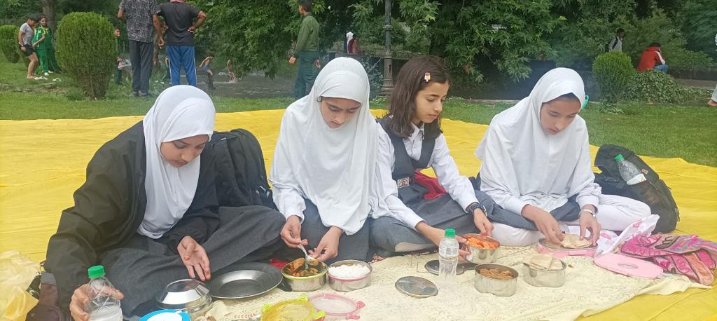 JannatLolab's tweet photo. *AGS Chandigam Organised a Picnic For The Students of Class 6 to 12*
#IndianArmy
#ProsperousKashmir
#YouthofKashmir
#EducatedKashmir
#VandeMaTaram
#IAmKashmir
#SentinelsofLolab
#ProsperousKashmir
#StudentsOfKashmir https://t.co/6MJL6hI11a