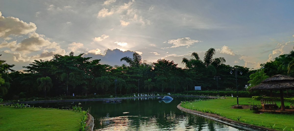SwarupNayak5363's tweet photo. Jaydev Vatika, an iconic natural destination of Bhubaneswar City, is a must-visit for all...
#Urbanforest🏞️
#photography #realme10proplus #NaturePhotography #photographylovers
#Bhubaneswar #Jaydevvatika 🏞️🌳🌿🍃 https://t.co/v2Po1q9nCn