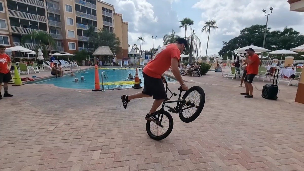 SBX's tweet image. Some great snaps from poolside entertainment 👌 

#familyfun #entertainment #Sports