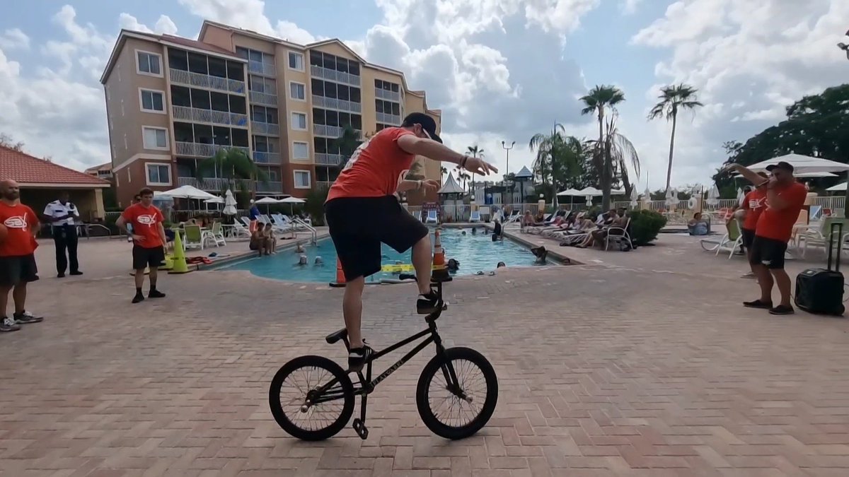 SBX's tweet image. Some great snaps from poolside entertainment 👌 

#familyfun #entertainment #Sports