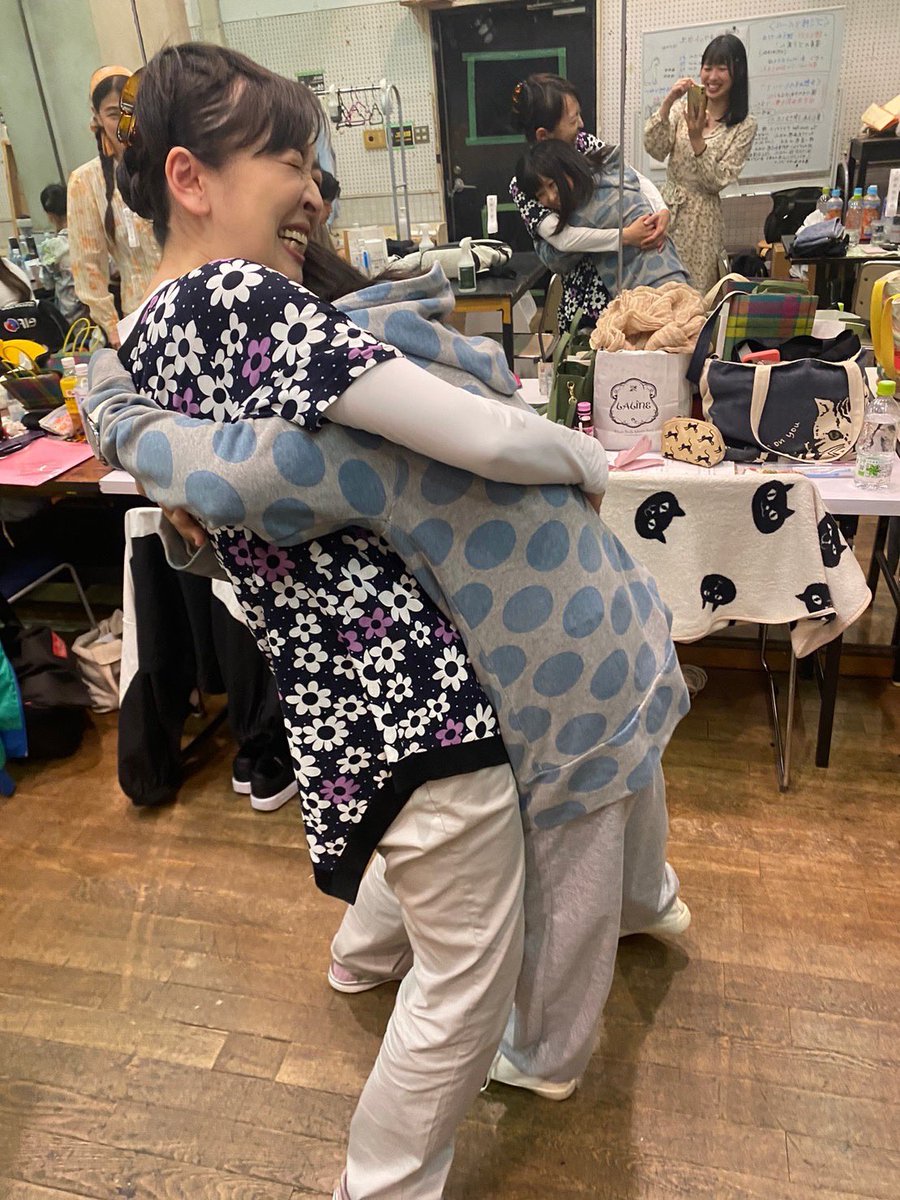 Kobagucci's tweet photo. #crime5 
無事、全公演終了いたしました。
見届けてくださった皆様、応援してくださった皆様、誠にありがとうございました🙇‍♀️🌟

戦隊モノ風な、鮒田チーム🤣
本番前の小百合(ゆきあ)とのハグ写真あげておきます☺️🌟

夢を持つ一人の母親としての葛藤を演じることができてありがたい公演でした‼️ラブ💓 https://t.co/OoFeEmp7W3