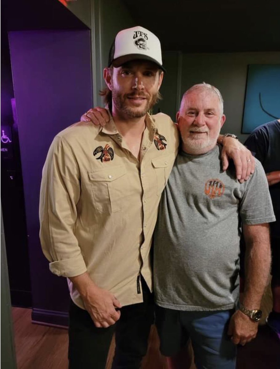 jackyharder's tweet photo. New picture of @JensenAckles β€οΈβΊοΈ with a lucky fan at The Heist in Virginia β€οΈβΊοΈ
#AcklesNation #theAckles #spnfamily https://t.co/IBFs4zDKRt