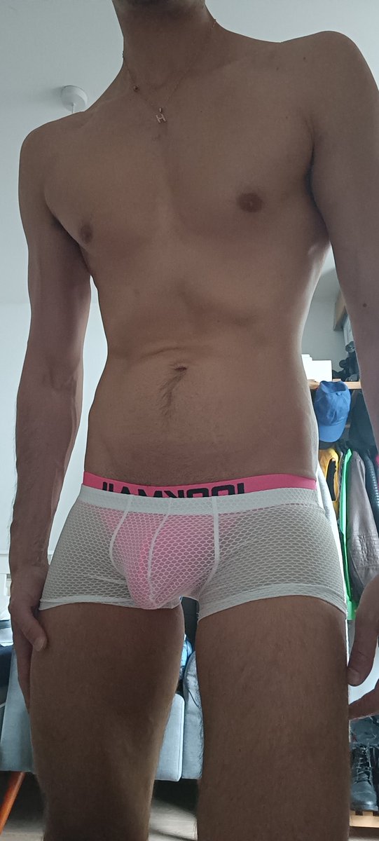 hqe232's tweet photo. Enjoying classes. Uni is online today 😁😁

#Mondaymorning #fitness #London_Boy #bottom https://t.co/0l00v6eKnH
