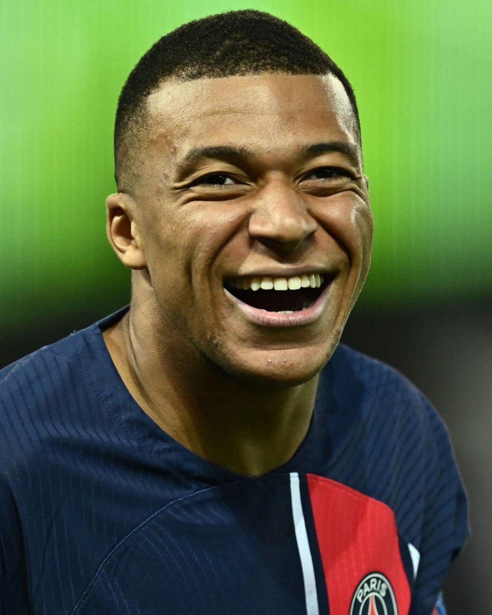 B24PT's tweet photo. Al-Hilal oferece salário de 700M€ por uma época a Mbappé e a possibilidade de rumar livre ao Real Madrid em 2024, segundo @jamesbenge 

🤯 https://t.co/OTLUSLeli2
