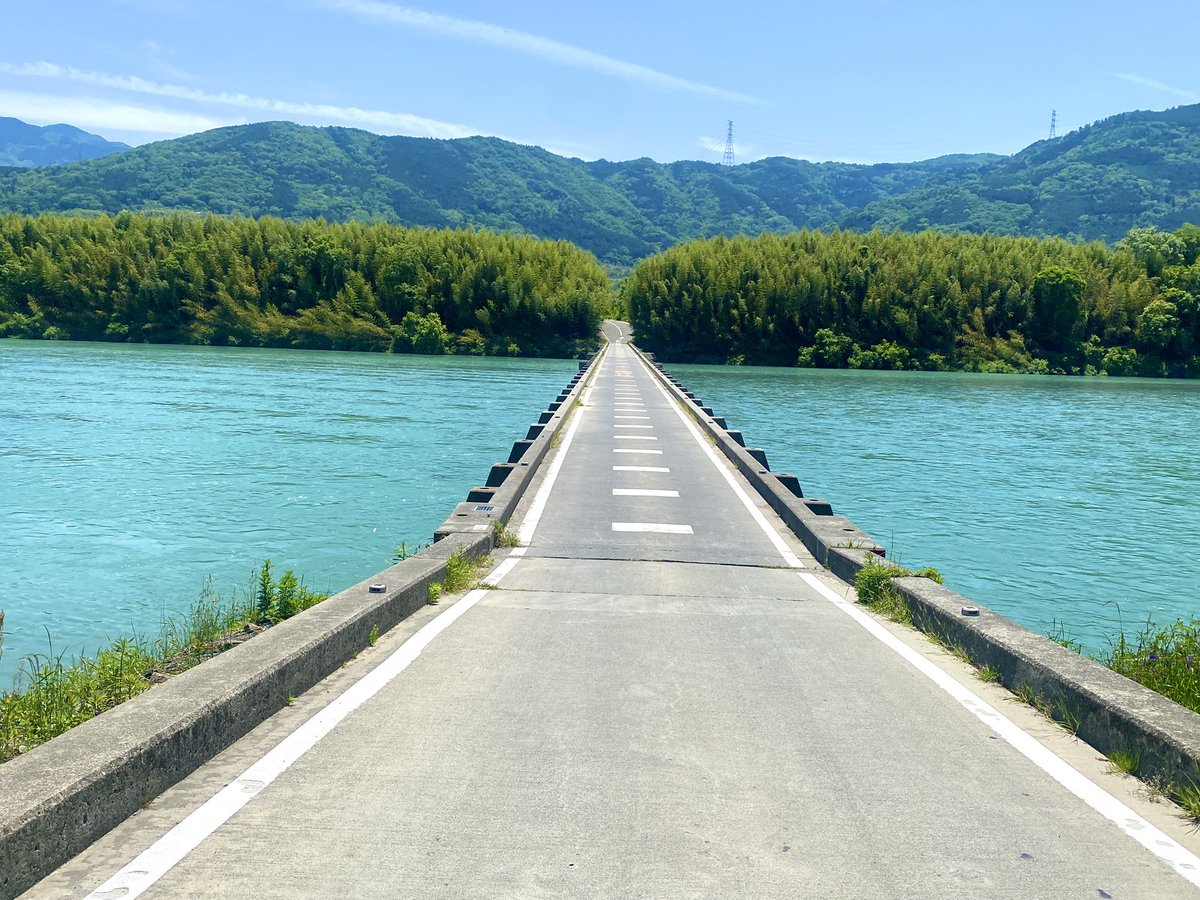 YOSHI_FUNTRIP's tweet photo. 高知の沈下橋は有名だけど、徳島にも沈下橋あるの知ってた？
徳島は潜水橋って呼ばれてるみたい。
吉野川がとってもキレイだった😊✨ https://t.co/ORhDC0ipte