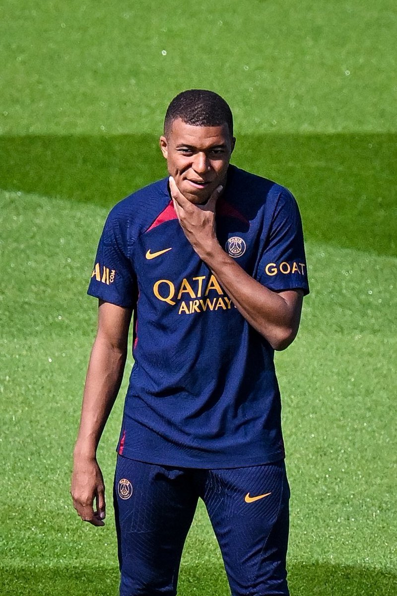 DeadlineDayLive's tweet photo. 🚨 Al-Hilal's offer in detail: 

• €300M fee to PSG
• €700M salary. €13.4M-a-week 
• One-year contract
• This will allow him to join Real Madrid for free next summer

(Source: @JamesBenge) https://t.co/SMxMcty4Xu