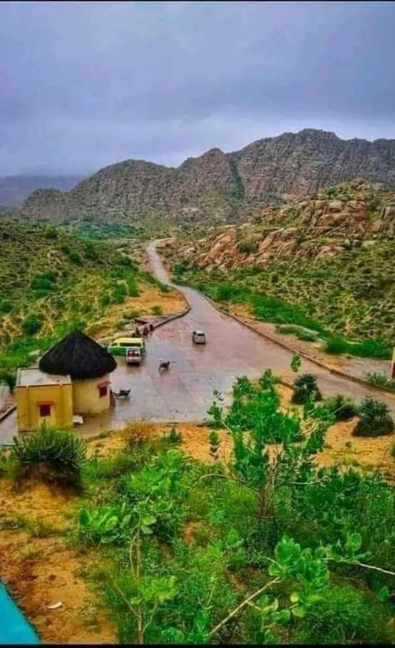 JSQMBashir_Khan's tweet photo. ڪارونجهر جو انچ انچ چمڻ جهڙو آهي ۽ اوهان وڪڻڻ جا ھوڪا پيا ڏيو.!!!!!
ڪارونجھر فقط پھاڙ نه پر صديون جھوني سنڌ جي عظيم تهذيب ۽ تاريخ آھي.
ڪارونجهر هن ڌرتيءَ جو ننگ آهي. جيڪي ننگن جي نيلامي ڪن انهن کي پنهنجي ٻولي ۾ ....... چئبو آهي.
#SaveKaroonjhar https://t.co/YYsAQAyn2o