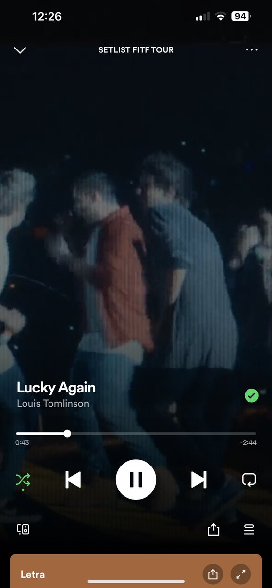 i0LIVE's tweet photo. louis ha puesto a los chicos de fondo en spotify en lucky again 😭 https://t.co/bCl0KcwLkm