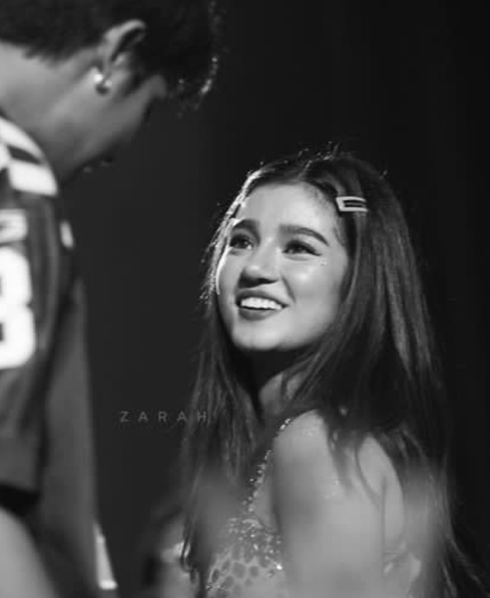 donnybelindax's tweet photo. everybody’s watching her but she’s looking at you.. 🥹🦋 

belle’s gaze to donny hits different >>> GHAD  #DONBELLE https://t.co/SdbychgYGO
