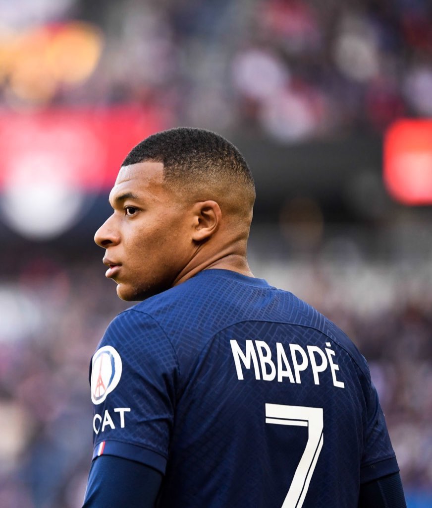 ActuFoot_'s tweet photo. 🚨💣 Le PSG discute avec le FC Barcelone pour Kylian Mbappé !

Le Barça, qui n’a pas les finances, veut offrir plusieurs joueurs au PSG contre l’attaquant français.

(@lequipe) https://t.co/eRtnf7FcNj
