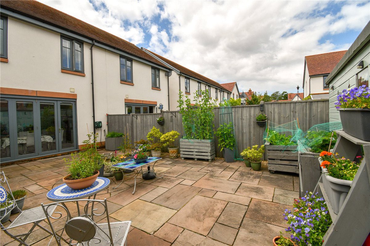 📍George Drive, Parkgate

🏡This immaculate terraced house features parking for two cars, a maintenance free sunny rear garden and a stylish open plan kitchen-diner - ideal for entertaining! All within walking distance of Parkgate promenade and a range of fantastic amenities!