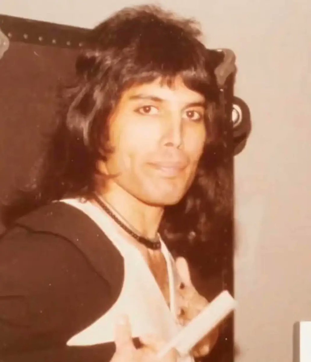 The pure, magical effect of Freddie Mercury's genius utterly captures the heart of a musically gifted newcomer to his music. This is an astounding video. @lily_rhye @LapPods @QueenSeaside @RecoveringQ @VirginRockMusic
https://t.co/KrIKi0LR8q https://t.co/kNdPJTuUnl
