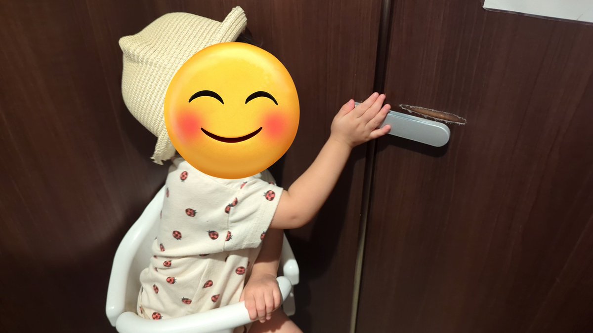 PeRoTaRu0425's tweet photo. ショッピングモールのトイレ利用したときのことなんだけどさ

もうちょっとどうにかならんかったんか？…🤣

開けられないようにだいぶ無理な姿勢だった私…
恥ずかしくて言い表せない🤣

#子供あるある https://t.co/ABRqvq0H1X