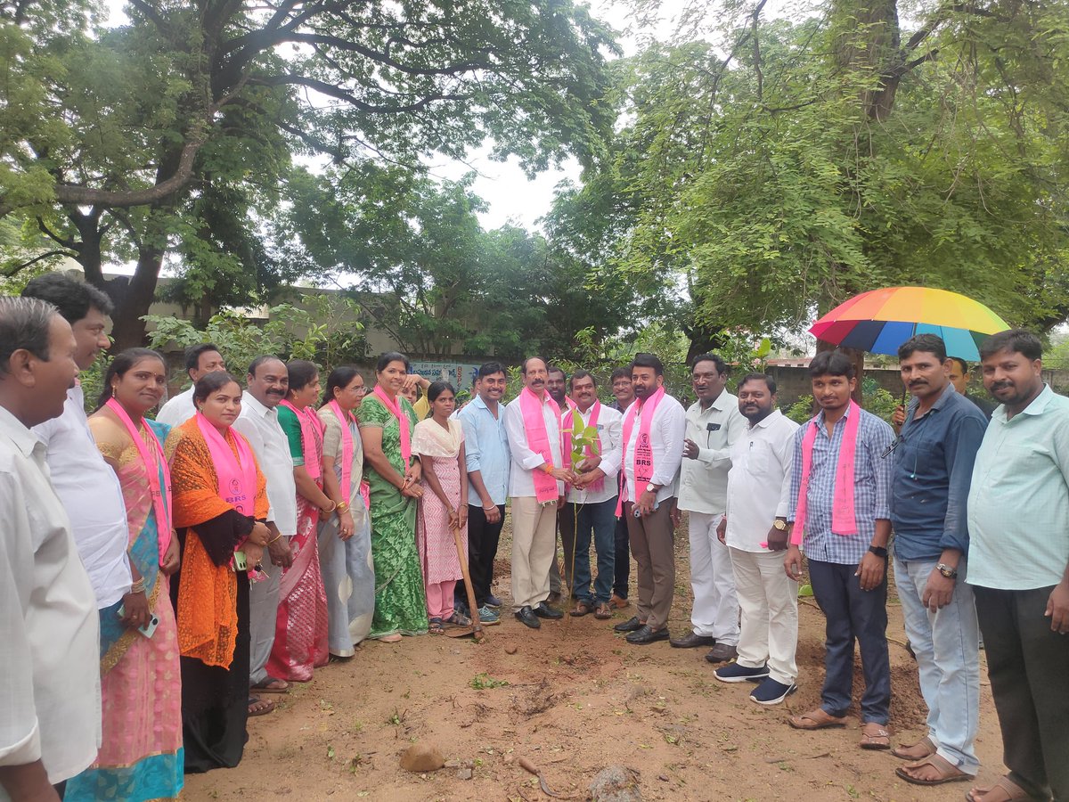 BvkSuda's tweet photo. @KTRBRS జన్మదిన సందర్భంగా BRS పార్టీ ఆధ్వర్యంలో @puvvada_ajay క్యాంప్ కార్యాలయంలో కేక్ కట్ చేసి,ఖమ్మం నగరంలో 53 వ డివిజన్ ఫ్రీడమ్ పార్క్ నందు మొక్కలు నాటడం మరియు ప్రభుత్వ పాఠశాలలో పుస్తకాలు పంపిణీ చేయడం జరిగింది @BvkSuda ప్రజా ప్రతినిధులు, నాయకులు, కార్యకర్తలు పాల్గొన్నారు. https://t.co/ru3bWZDVyN