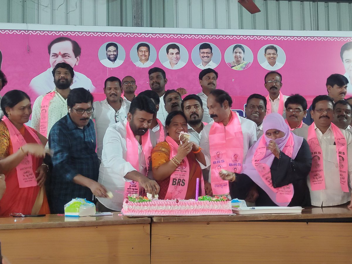 BvkSuda's tweet photo. @KTRBRS జన్మదిన సందర్భంగా BRS పార్టీ ఆధ్వర్యంలో @puvvada_ajay క్యాంప్ కార్యాలయంలో కేక్ కట్ చేసి,ఖమ్మం నగరంలో 53 వ డివిజన్ ఫ్రీడమ్ పార్క్ నందు మొక్కలు నాటడం మరియు ప్రభుత్వ పాఠశాలలో పుస్తకాలు పంపిణీ చేయడం జరిగింది @BvkSuda ప్రజా ప్రతినిధులు, నాయకులు, కార్యకర్తలు పాల్గొన్నారు. https://t.co/ru3bWZDVyN