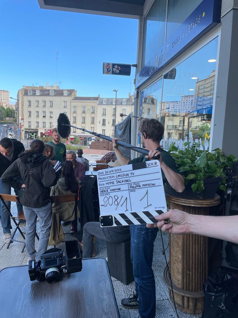 🎥 #HomeJackingLaSerie : 1er jour de tournage
Une série créée par Florent Meyer et Tigran Rosine. Co écrite avec la collaboration d’Emmanuelle Faguer.
Une série réalisée par Hervé Hadmar pour OCS

Avec Marie Dompnier, Yannick Choirat, Sofia Lesaffre, Carl Malapa, Merwane Tajouiti