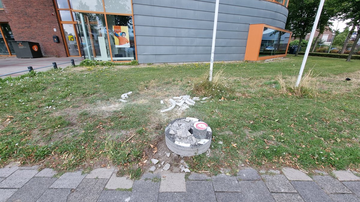 BibliotheekdP's tweet image. Kan dit puin worden weggehaald @Gem_Maassluis 
De Fixi-app blijft hangen op de melding.