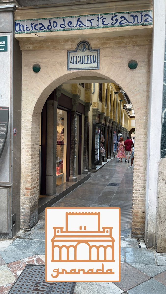 يتاجرون بتراثنا العمراني ومنتجاتنا  وأكلاتنا الشعبية وموسيقانا وبعلماءنا الافذاذ ومع ذلك لازالوا يدرسون أبنائهم أننا كنا الغزاة ..  

سوق القيصرية في غرناطه