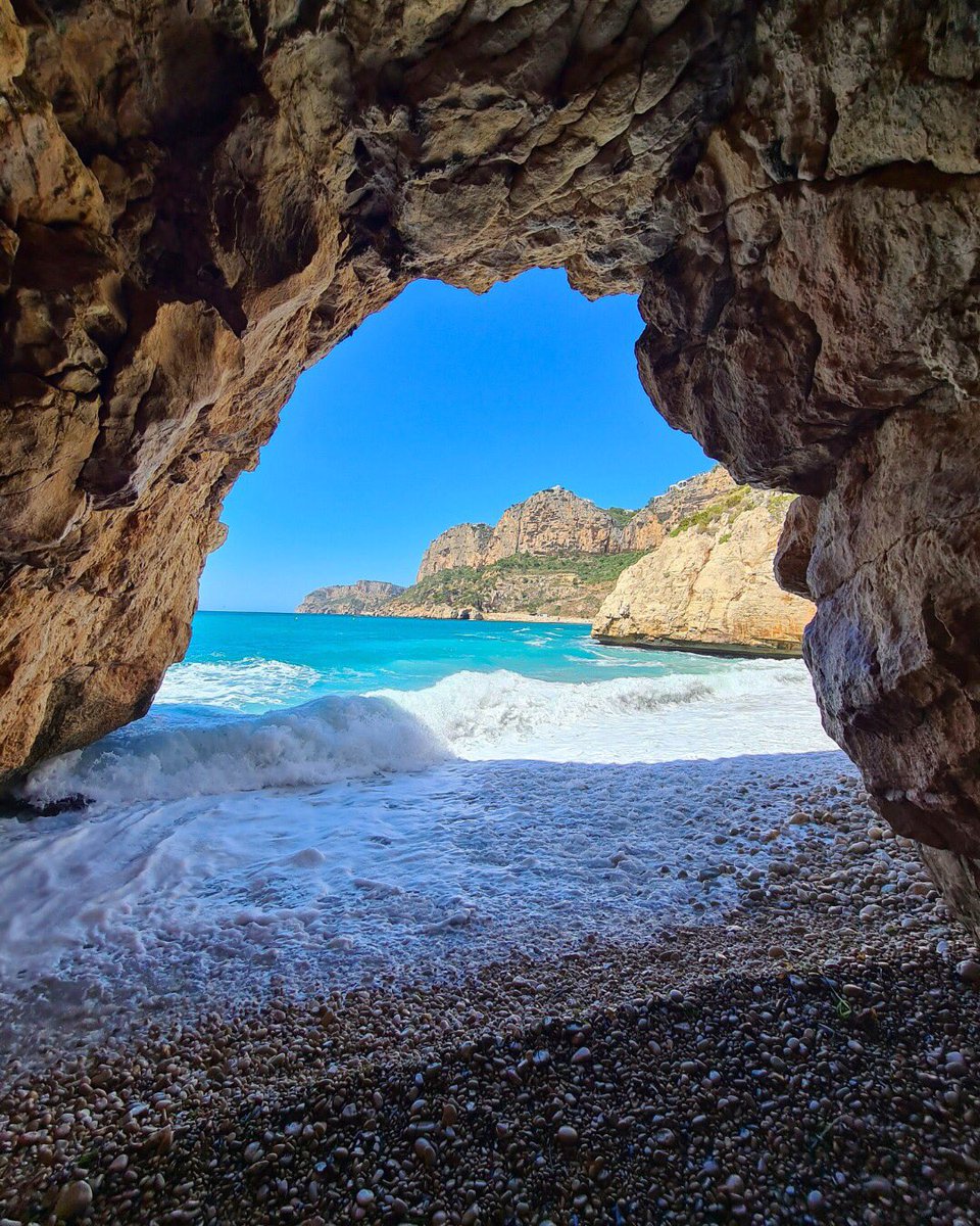 costablancaorg's tweet image. 🤿🐠 Sumérgete en el misterio de las cuevas marinas de la #CostaBlanca.
Descubre un mundo lleno de belleza entre aguas cristalinas 🐟 Algunas que debes conocer:
📍 Cova dels Testos #Benitatxell
📍 Cova Tallada #Xàbia
📍 Cova dels Arcs #Benitatxell
📍 Cova del Llop Marí #Tabarca