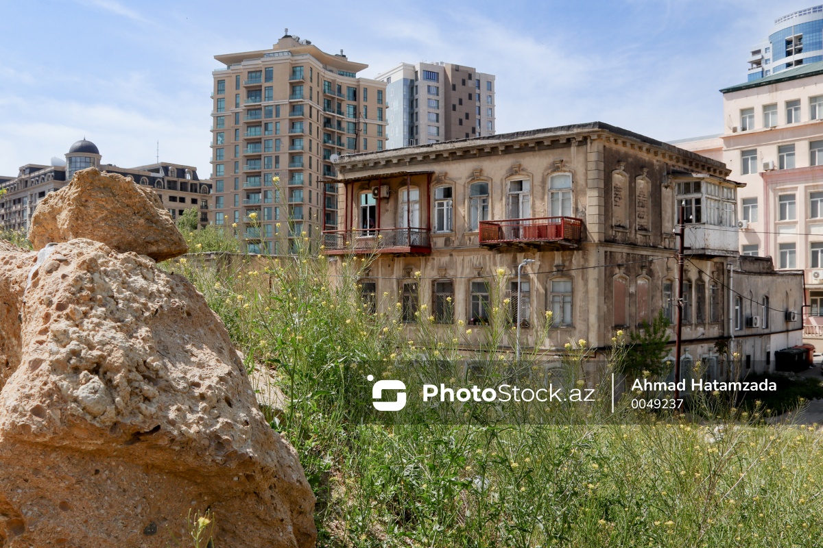 PhotoStockaz's tweet image. Bakı, Səid Rüstəmov 49📌
#tarixibina #yaşayışbinası #sovetski #yasamalrayonu #üçmərtəbəli #bina #köhnəbina #tikili #təhlükəlibina #səidrüstəmovküçəsi #məhəllə #qəzalıbina #təmirsiz #eyvan #pilləkən #məscid #saat #nərdivan #pəncərə #qapı #güzgü #maşın #təzəpirməscidi