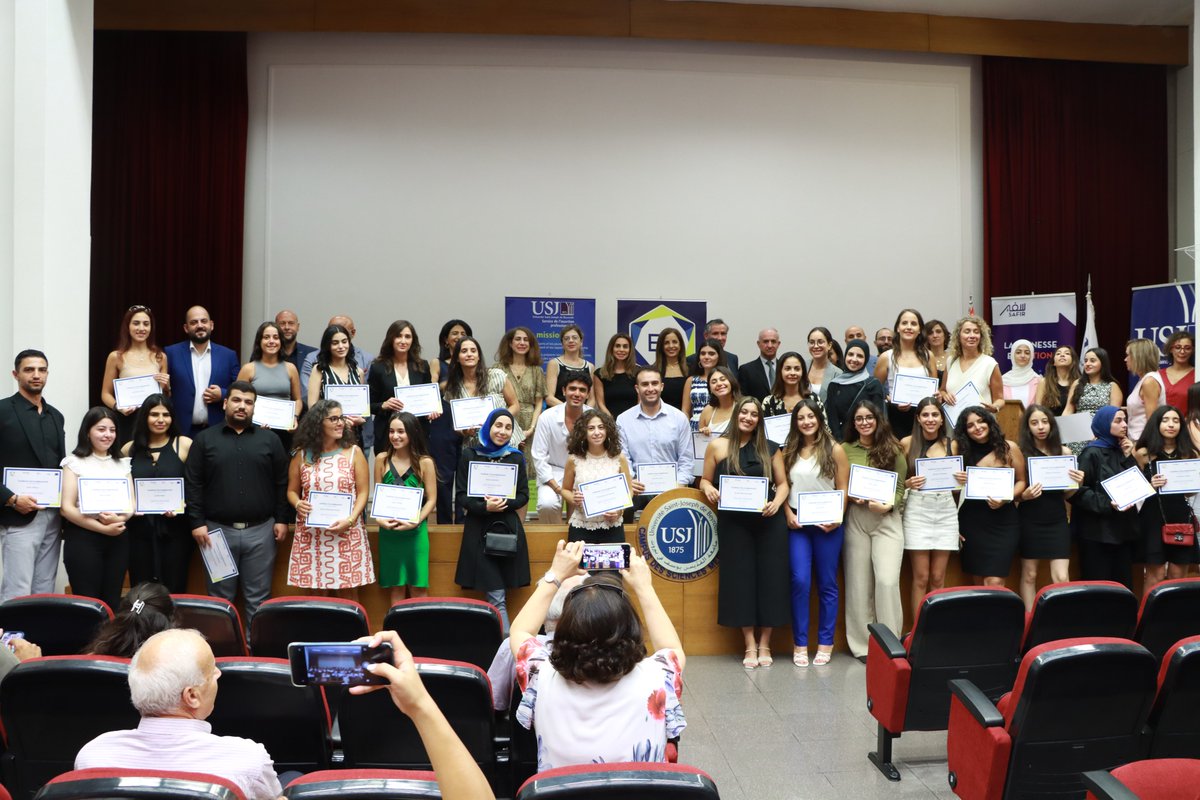 AUF_MoyenO's tweet photo. Retour en images sur la cérémonie de remise des certificats du Programme de formation entrepreneuriale et de clôture du projet @Safir_EU    organisée par l'@USJLiban en présence du Directeur régional de l’AUF Moyen-Orient @JeanNoelBaleo. https://t.co/U0bX5byGKf