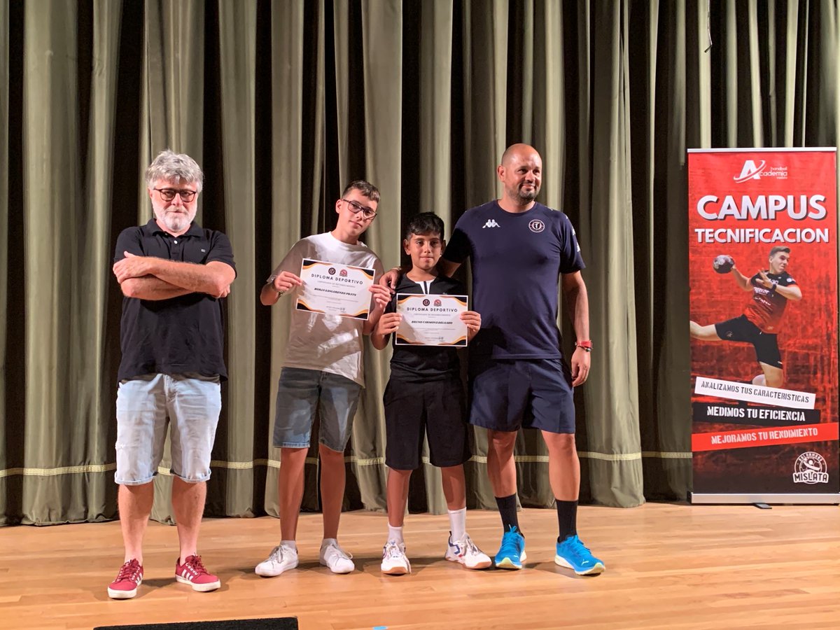 Bmmislata's tweet photo. 🏆🤾 Compartimos con vosotros algunas fotos de la entrega de diplomas del Campus de Tecnificación 2023, organizado por la Academia Balonmano Mislata. 

📲 Puedes acceder al álbum completo en el siguiente enlace: https://t.co/JCHyajQptS https://t.co/ip34FetBZi