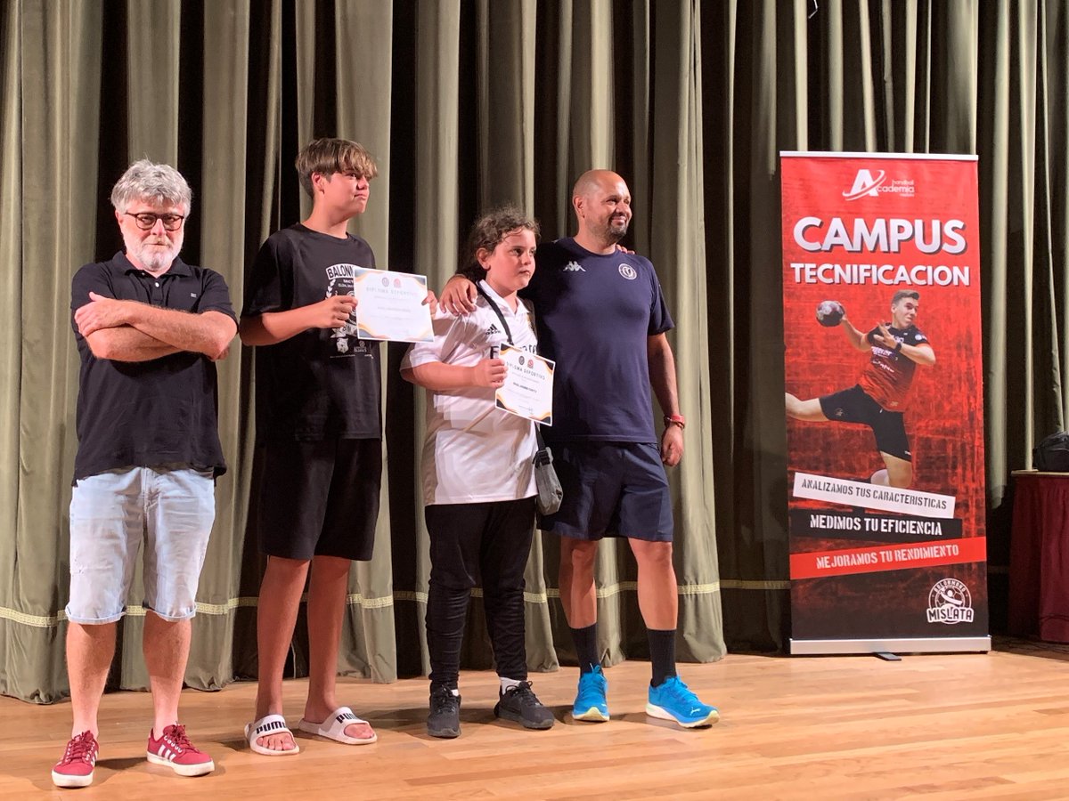 Bmmislata's tweet photo. 🏆🤾 Compartimos con vosotros algunas fotos de la entrega de diplomas del Campus de Tecnificación 2023, organizado por la Academia Balonmano Mislata. 

📲 Puedes acceder al álbum completo en el siguiente enlace: https://t.co/JCHyajQptS https://t.co/ip34FetBZi