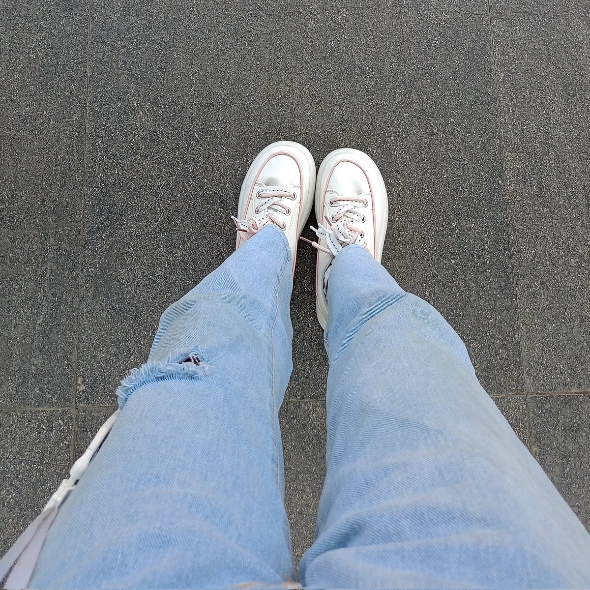 phofnic's tweet photo. buat pecinta sneakers yg sol nya tinggi wajib bangetttt punya sih 🛼

ini 9/10 dari aku soalnya pas dipakai nyaman banget empuk dan lumayan enteng ngga berat, terus ini juga super duper gemoi banget sepatu nya 🥹 

🔗 https://t.co/hkgGxkemtg https://t.co/Aaoi7VP5SH