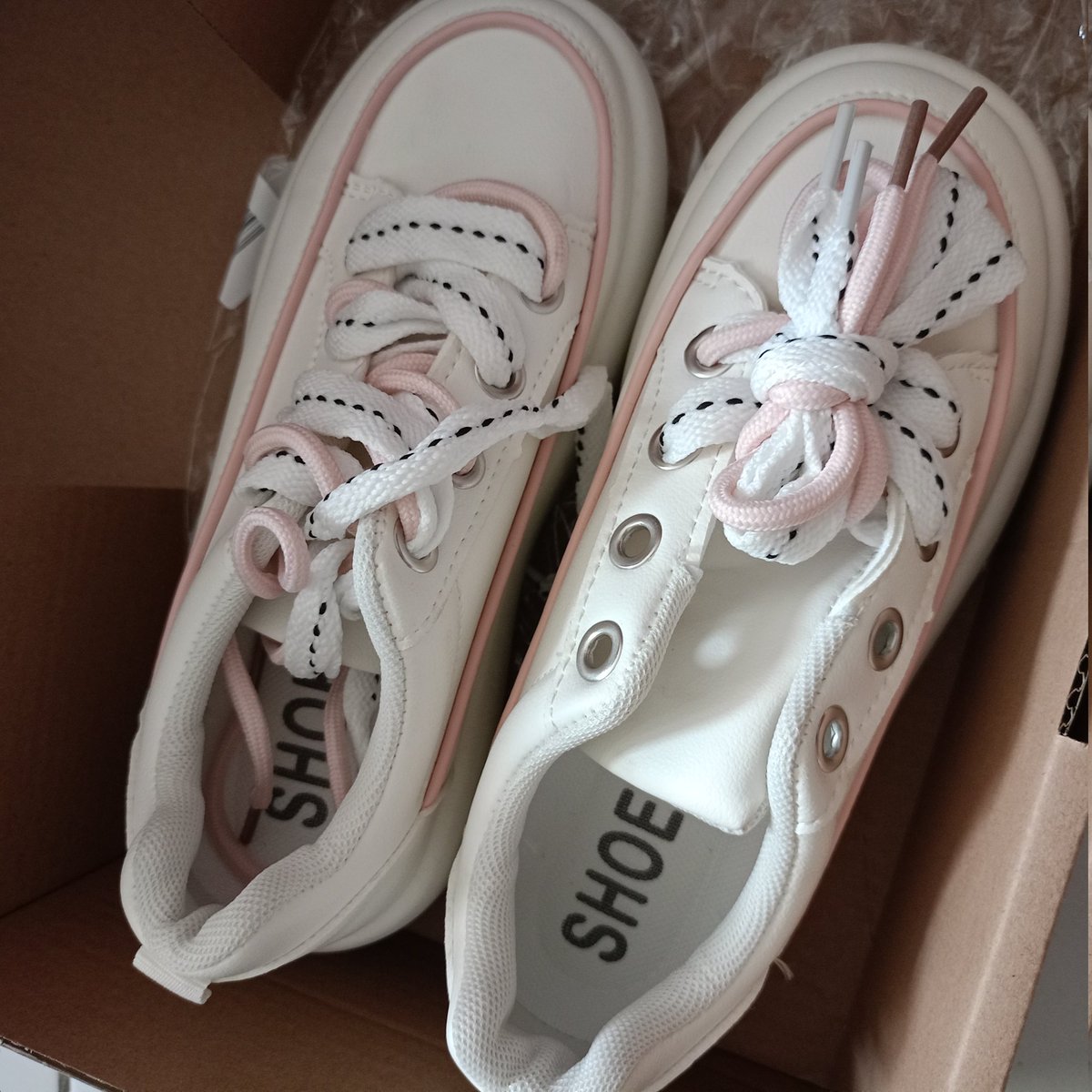 phofnic's tweet photo. buat pecinta sneakers yg sol nya tinggi wajib bangetttt punya sih 🛼

ini 9/10 dari aku soalnya pas dipakai nyaman banget empuk dan lumayan enteng ngga berat, terus ini juga super duper gemoi banget sepatu nya 🥹 

🔗 https://t.co/hkgGxkemtg https://t.co/Aaoi7VP5SH
