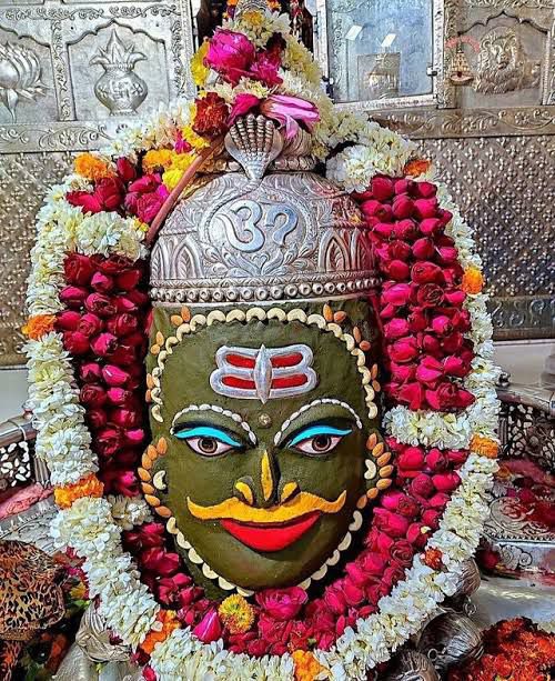 ShreyaVermaSP's tweet photo. चलत्कुण्डलं भ्रू सुनेत्रं विशालं
प्रसन्नाननं नीलकण्ठं दयालम् ।
मृगाधीशचर्माम्बरं मुण्डमालं
प्रियं शंकरं सर्वनाथं भजामि।
देवाधिदेव महादेव जी को समर्पित पवित्र सावन माह के तीसरे सोमवार की आप सभी को हार्दिक शुभकामनाएँ। 
भगवान भोलेनाथ सभी की मनोकामना पूर्ण करें। https://t.co/eeGdq09uEn