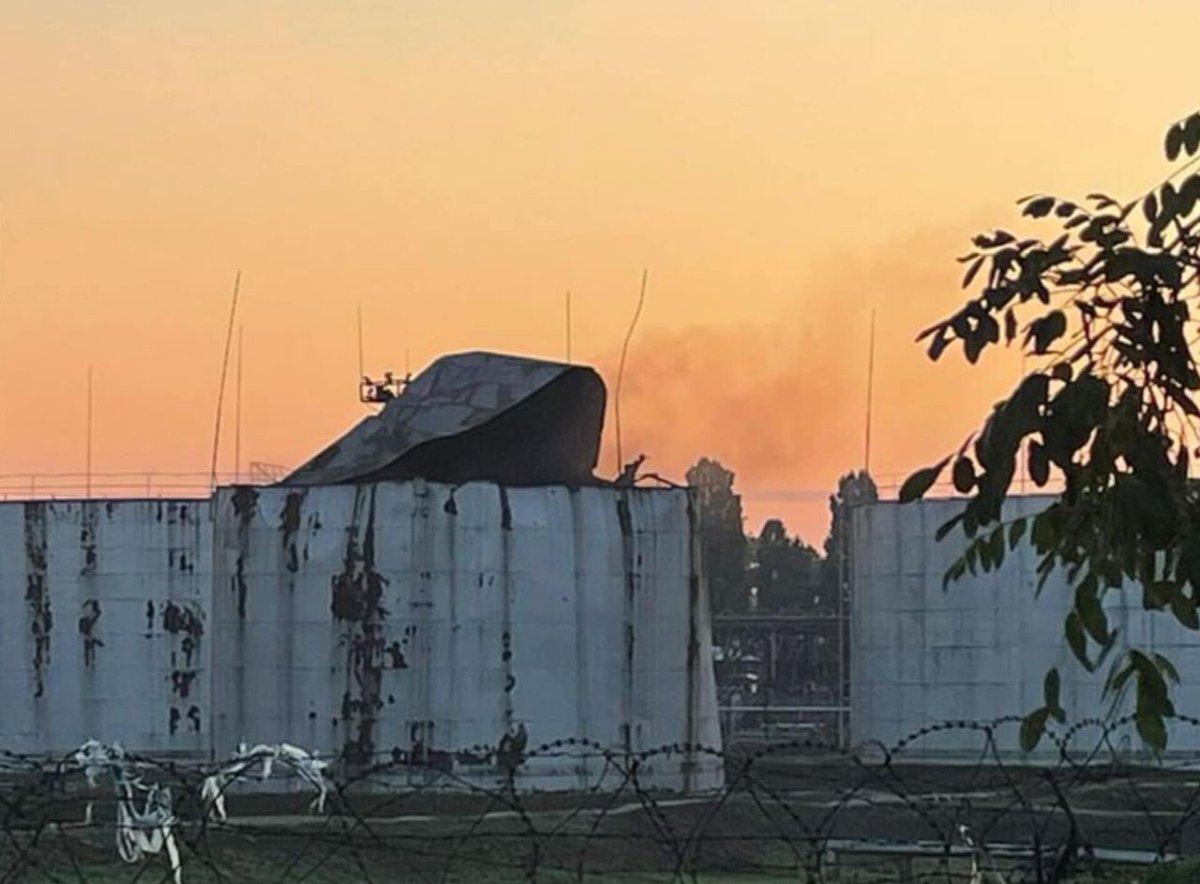 ❗️Overnight, the Russians launched yet another attack on the #Odesa region. The target was port infrastructure on the Danube River. Air Defense shot down 3 drones, but one of the ports was hit. An agricultural hangar where grain was stored was destroyed. 4 port workers were