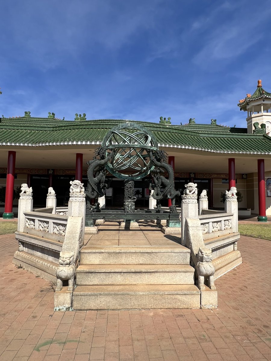 swamianandv's tweet photo. Just wrapped up a #BlessingCourse at Nan Hua Buddhist Temple, SA.Fulfillment is a beautiful quality of consciousness, empowering us to bless and be instruments of healing. The venue with roaming peacocks and serene atmosphere was perfect for the devoted @ArtOfLiving Blessers. https://t.co/hZ49PqHd7W