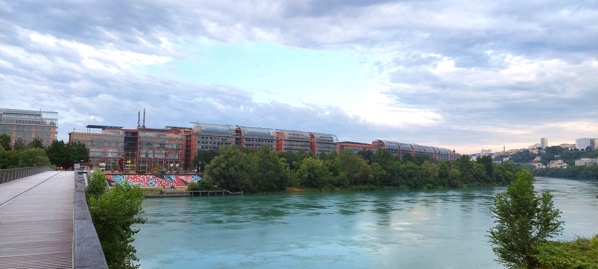 ISBSIB's tweet photo. SIB is in Lyon π«π·π₯ for #ISMBECCB2023! Come say hi at our booth to discover our work and services, and be sure to look out for the talks from our members on #AI #FAIR #knowledgerepresenation #training and more. #bioinformatics https://t.co/4Ko3ii4wus