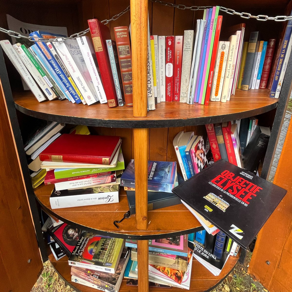 Une boîte à livres remplie de livres ! 📚 
C’est vraiment une belle semaine qui commence ! 
Alors une fois encore, on remercie celles et ceux qui alimentent mes étagères 🔥
Partager la culture et la lecture, c’est un très beau projet et c’est grâce à vous qu’il est mené !
#Arras