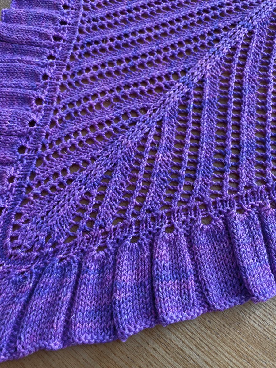 Miki Teragaki さんデザインの campanella ショール完成。
これは、、、可愛いが過ぎる！！
糸はamirisu Parade Handdyed 
色はPop Fuchsia
とても華やかで素敵な紫色。
#手編み #編み物