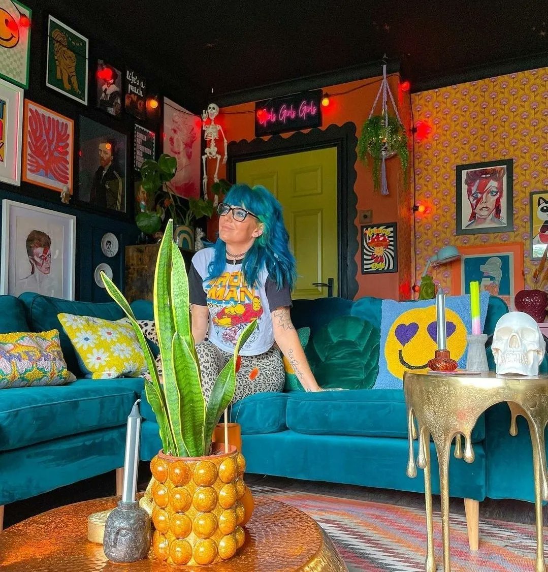 When your luxurious velvet sofa perfectly matches your hair game. Loving this lush color coordination! ✨ @colourmadetheroom

#nabrusofas #velvetsofa