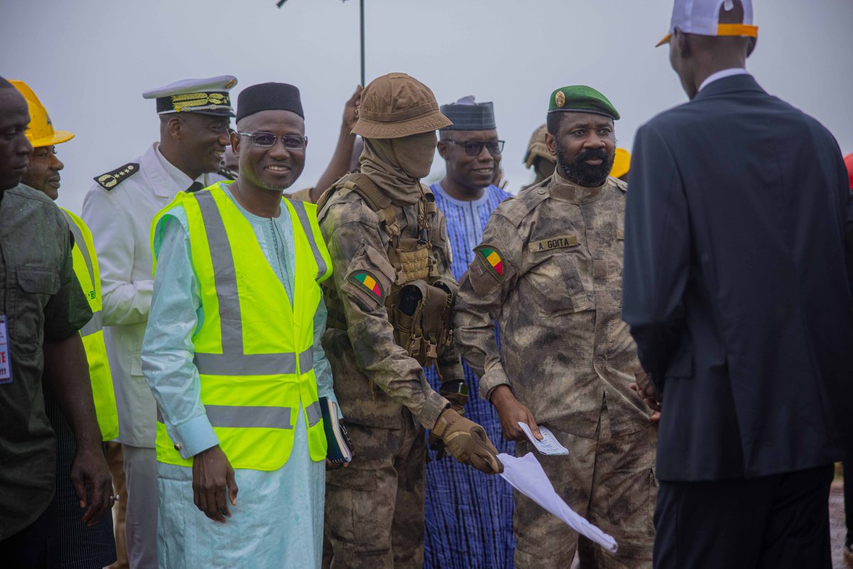 PresidenceMali's tweet photo. 2/1 Le lancement des travaux de bitumage de la route Sandaré-Kayes, la construction du deuxième lycée public de Kayes et la remise d’équipements médicaux pour le centre de dialyse de l’hopital Fousseyni Daou de Kayes https://t.co/dsdYxovlOU