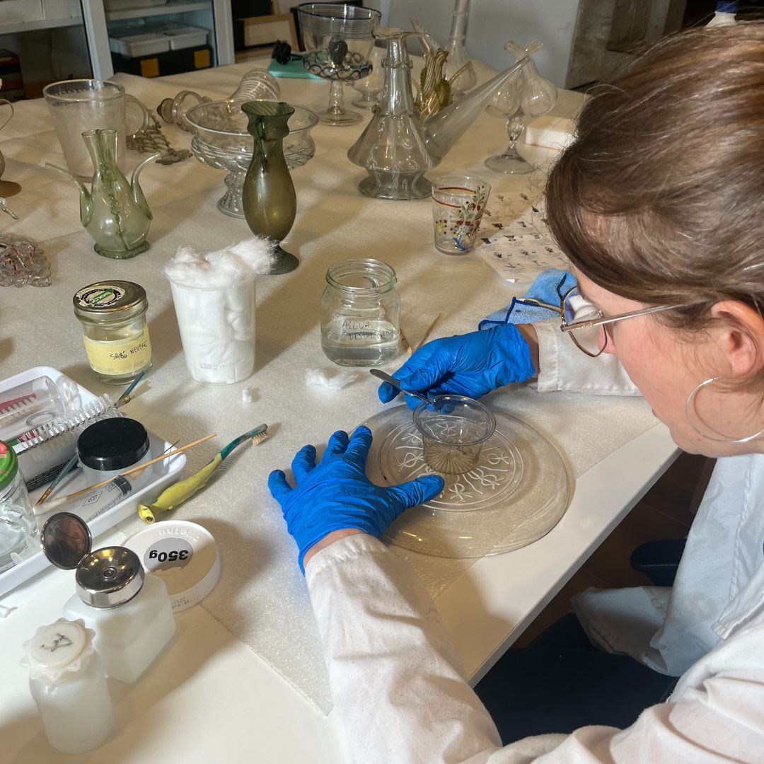 El <a href="/MuseuArtGirona/">Museu d'Art de Girona (md'A)</a> conserva una bona col·lecció de vidre català, així com peces procedents de tallers castellans i llevantins. Aquest vidre, però, es troba en un estat de conservació regular, i és per això que s'ha iniciat una intervenció de conservació-restauració de 64 peces