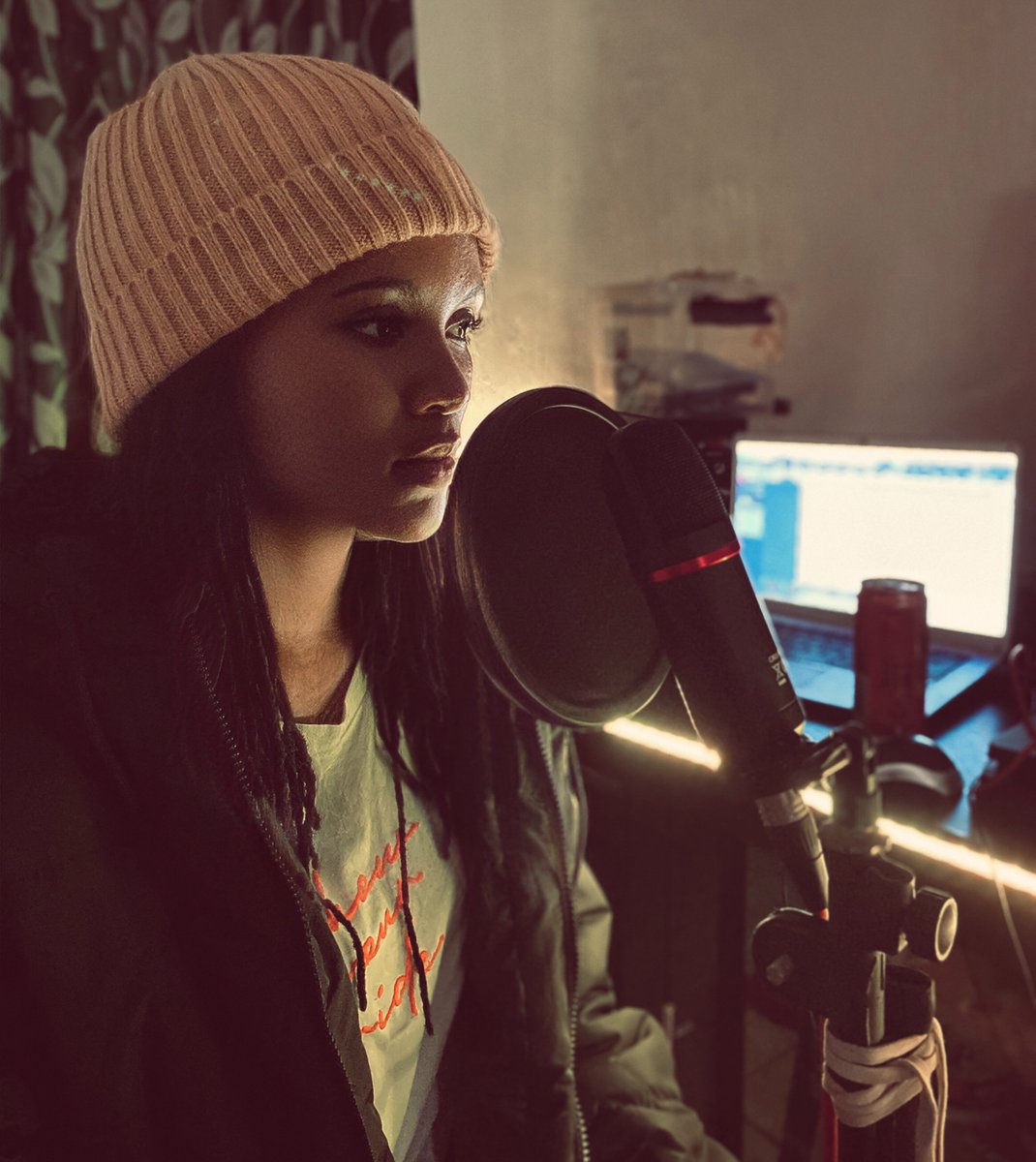 Zari_Stan's tweet photo. I love the fact that she's a sound engineer. It just makes sense.
#PlainSightAlbum #Venuss https://t.co/3m2Sgw1eyM