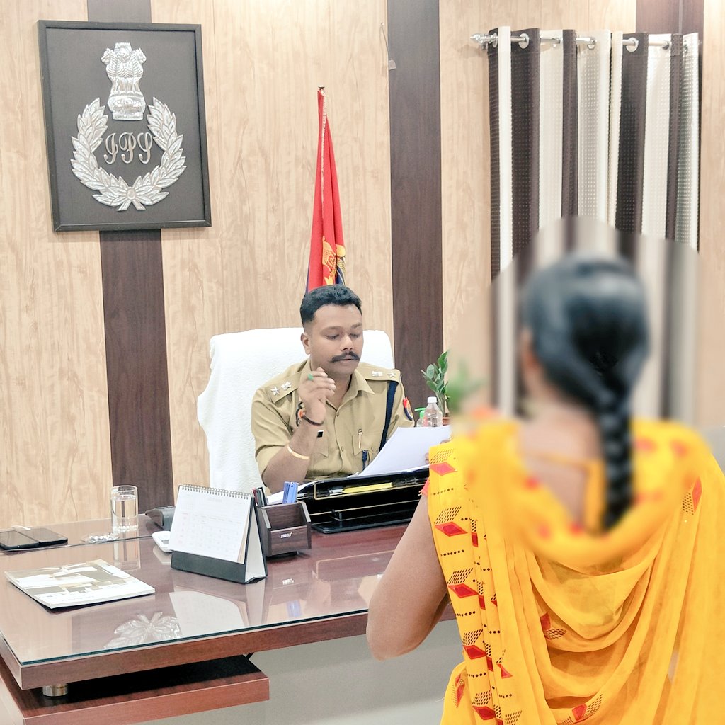 gondapolice's tweet photo. पुलिस कार्यालय में #जनता_दर्शन के  दौरान जनसुनवाई करते हुए #SPGonda @AnkitMittal789 https://t.co/gzsDgN54ZG