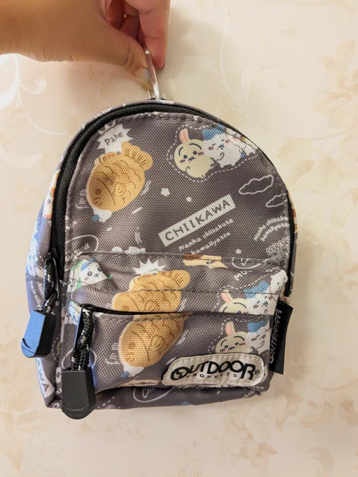 めちゃくちゃかわいいちいかわのリュック型ポーチを見つけてしまった… くまのこういうのもでないかな〜 サイズ感はうちのくまぬい(M)くらい
