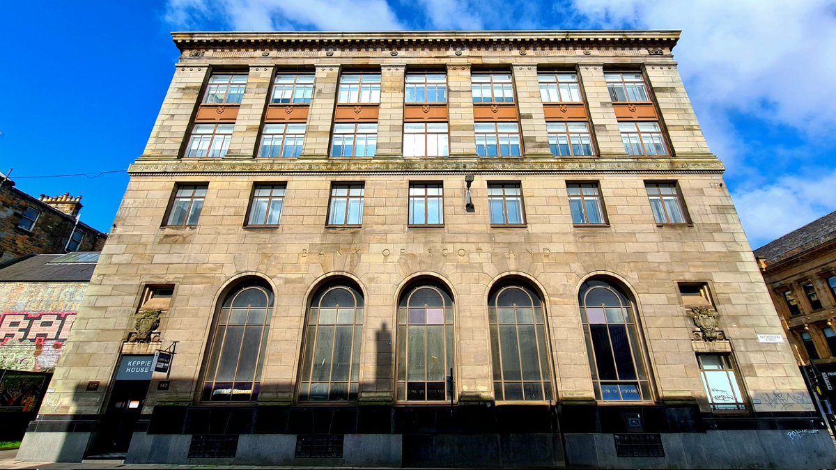 Keppie and Henderson's 1931 Modern Classic style Bank of Scotland building on Blythswood Street in Glasgow. 

Cont./

#glasgow #architecture #glasgowarchitecture #glasgowbuildings #sauchiehallstreet
#modernclassic #modernclassicarchitecture