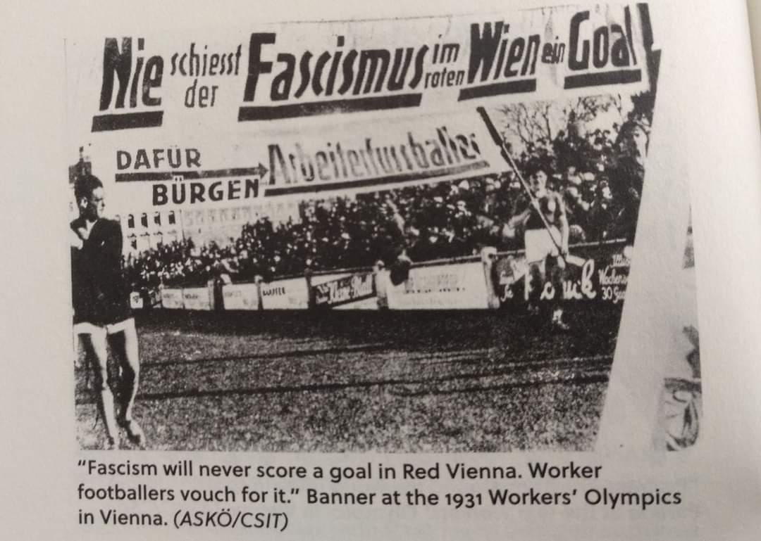 "El fascismo nunca meterá un gol en la Viena Roja." Pancarta exhibida en la Olimpiada de Trabajadores celebrada en 1931 en la capital austriaca.